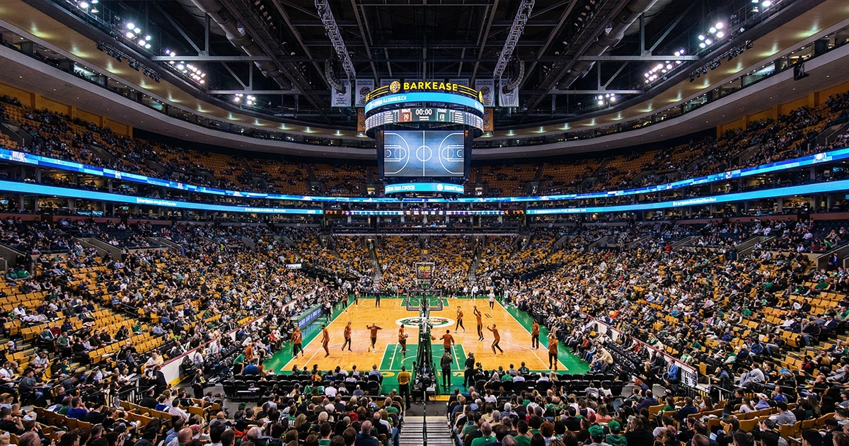 Apuestas NBA: ambiente de un partido de baloncesto profesional en una arena iluminada