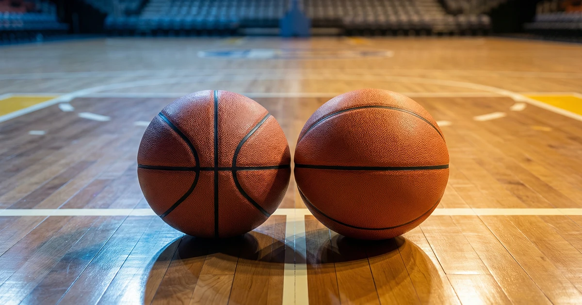 Dos balones de baloncesto lado a lado sobre parquet con diferente iluminación representando NBA y ACB